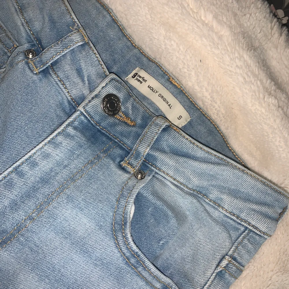 Blåa jeans från gina tricot. O använda för dom var för små i midjan, inte så strechiga mer jeans material. Jätte fin sommarfärg. Är 1,72 . Jeans & Byxor.