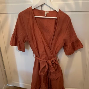Kopparfärgad klänning - Kopparfärgad klänning ifrån Nelly.com. I väldigt bra skick. I storlek 44 men sitter som en medium. 
