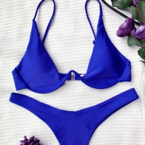 Bikini från Zaful - En helt ny bikini från Zaful. Köpt här på plick, inte använd av varken den förra ägaren eller mig då den inte passade! Strl L men passar mer S/M. Underdelen är testad med trosor och tvättad! BUDGIVNING K KOMMENTARERNA AVSLUTAS MÅNDAG  25/5 18.00!