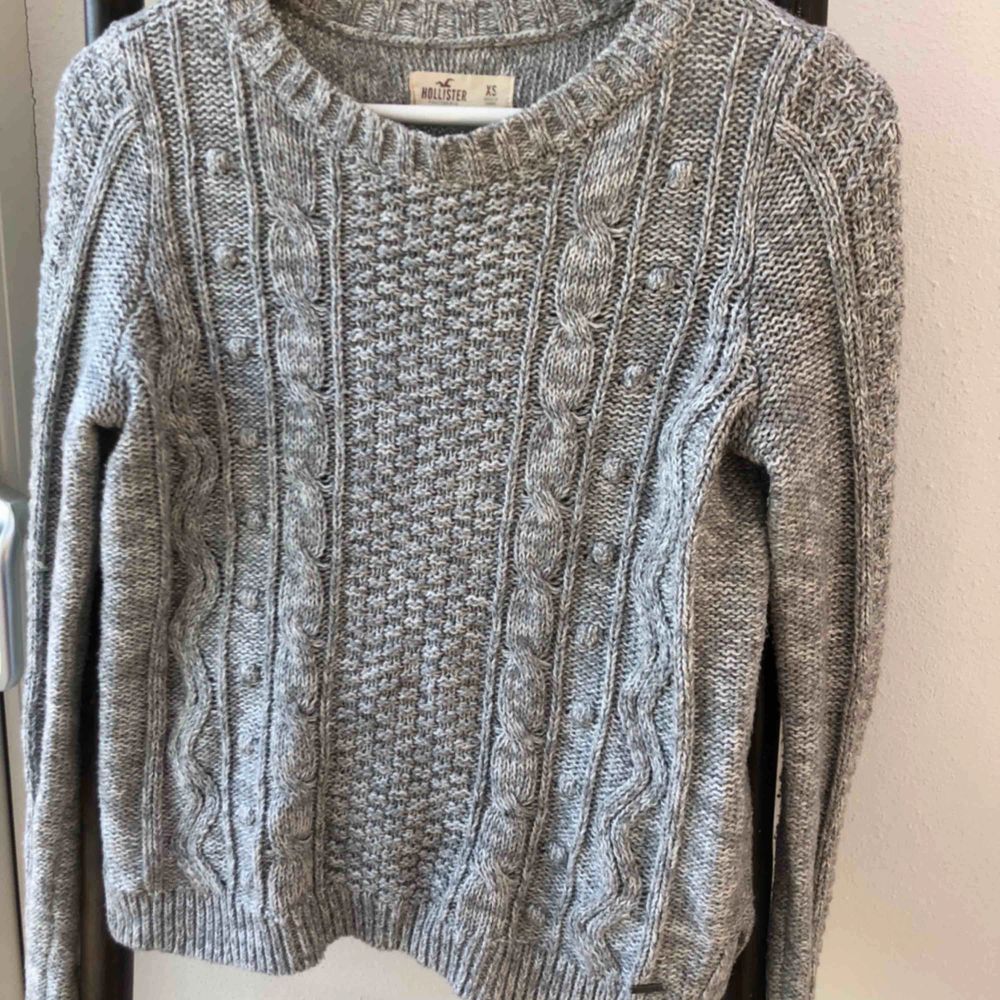 Säljer denna super bekväma, snygga och sköna tröjan från Hollister! Snygg grå färg och fina detaljer💛 . Tröjor & Koftor.