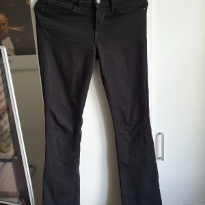 Levis jeans bootcut - Levis jeans i storlek 28, låg midja. Supersköna, tyvärr försmå för mig. Hittar inget fel på dessa, möjligtvis lite blekta. Frakt tillkommer 