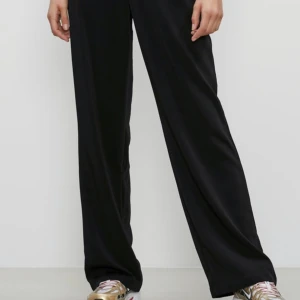 Bikbok byxor - Nästan helt nya svarta vida byxor. Jag tappade bort mina gamla och köpte sedan i fel storlek. Frakt står köparen för.