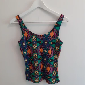 Linne - Linne med färgade mönster från Monki. Lite urringad i ryggen. Tight passform. Storlek S! 60 kr, frakt ingår🌼