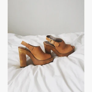  - Sandaler från Zara i äkta läder med träklack. Bara använda en gång, som nya i skicket!