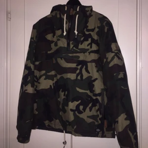  - Super snygg dickies jacka i militär! 