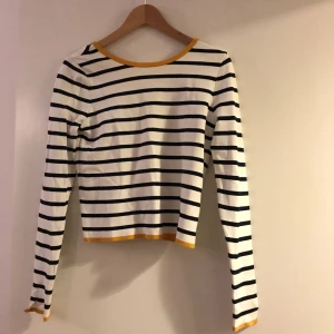  - Randig finstickad tröja, använd 1 gång. Går ner i ryggen