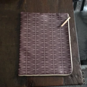  - Laptop fodral från Dagmar. Aldrig använd, perfekt skick. 28,5 x 39cm. Nypris: 1295:-