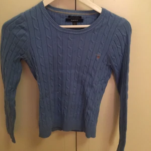  - Blå kabelstickad tröja från gant 