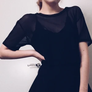  - Luftig tröga från h&m med transparent tyg vid övre delen. Använd ett par gånger och i fint skick. Köparen står för frakt✨