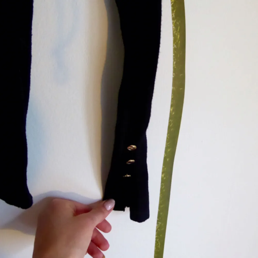 Mörkblå polotröja med fina ärmar från Zara. Knappt använd, så den är som ny. Frakt: 20 kr 🍂. Tröjor & Koftor.