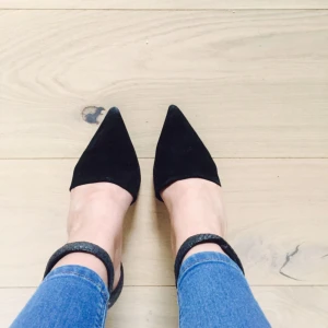  - En unik  design på klackskor från mango. Dom är enkla att gå i och klackhöjden är 9 cm men ser högre ut tack vare den eleganta designen. Dom är helt svarta och har orsmskinn detaljer på baksidan. Använda cirka 5 gånger.