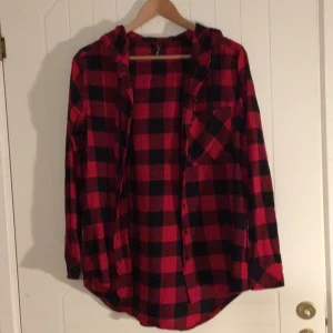  - Lång skjorta med luva i storlek S.  Betalning sker via swish.  Köparen står för frakten 