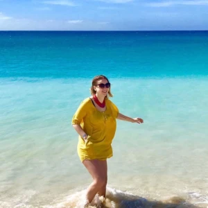  - tunika, i skirt material, med pärlemorknappar och fickor. den har även öglor ifall man vill ha ett litet bälte, band eller dylikt i midjan. inga förslitningar. kmr lägga upp många annonser närmsta tiden och ju fler plagg du vill ha, desto större mängdrabatt får du. möts upp i sthlm eller skickar om du betalar frakten.