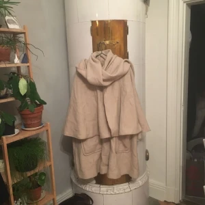  - Fantastisk Ullkappa från HM, använd två gånger. Köptes för 1500. Den är i tre lager, som sitter fast i varandra. 