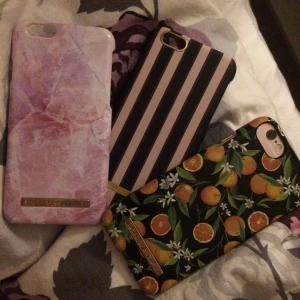  - 2 skal från Ideal Of Sweden, och ett från Richmond & Finch. I jättebra skick! Det med apelsiner på är endast provat.  Passar till IPhone 6/6s/7/8.  Nypris på ett skal är 299.
