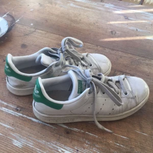  - Supercoola stan smith som tyvärr blivit för små;( älskar att de är lite slitna, det gör dem ännu snyggare! De är i superbra skick trots att de är använda.  