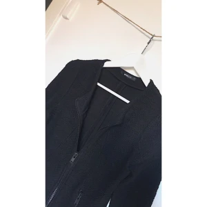  - ✨Tunn innejacka från Gina Tricot  ✨Storlek S ✨Pris 80kr ✨Finns på Torpa i Jönköping ✨Skickas mot betalning