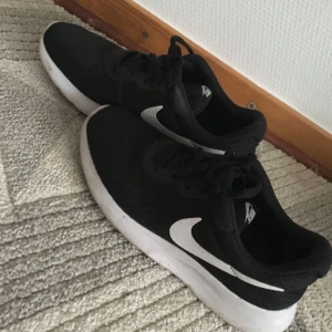  - Super fina Nike skor, knappt använda jätte sköna, köparen står för frakten 😍💕