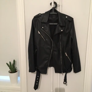  - Supersnygg oversize Skinnjacka från Zara (fuskläder!). En längre modell som passar mig som normalt har S-M. Som ny och knappt använd! Kan skickas eller mötas upp i Stockholm! 