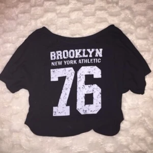  - Crop top i storlek S, knappt använd. Köpare står för frakt 