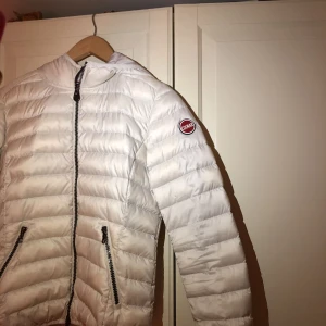  - Säljer min vita colmar jacka då jag fick en svart nu till vintern, denna är knappt använd då jag är nojig med vita kläder. Jätte fint skick köpte jackan för 3490kr på Länna sport & jag har kvittot kvar. 😊