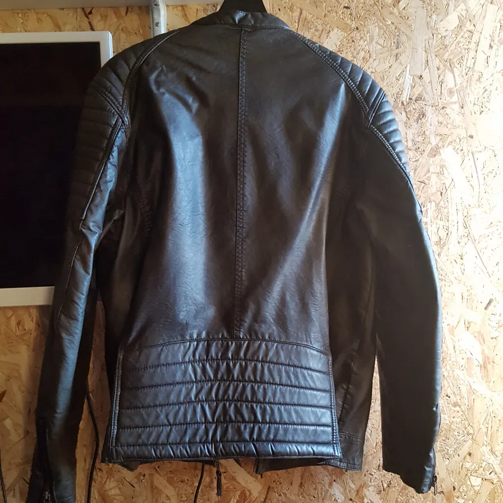 A mens fake leather jacket my brother no longer uses. It has a bit of paint on it but hardly noticable since I used it and Im a art student.. Jackor.