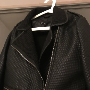  - Jättefin Skinnjacka, helt ny aldrig använd. Ord pris 999kr 