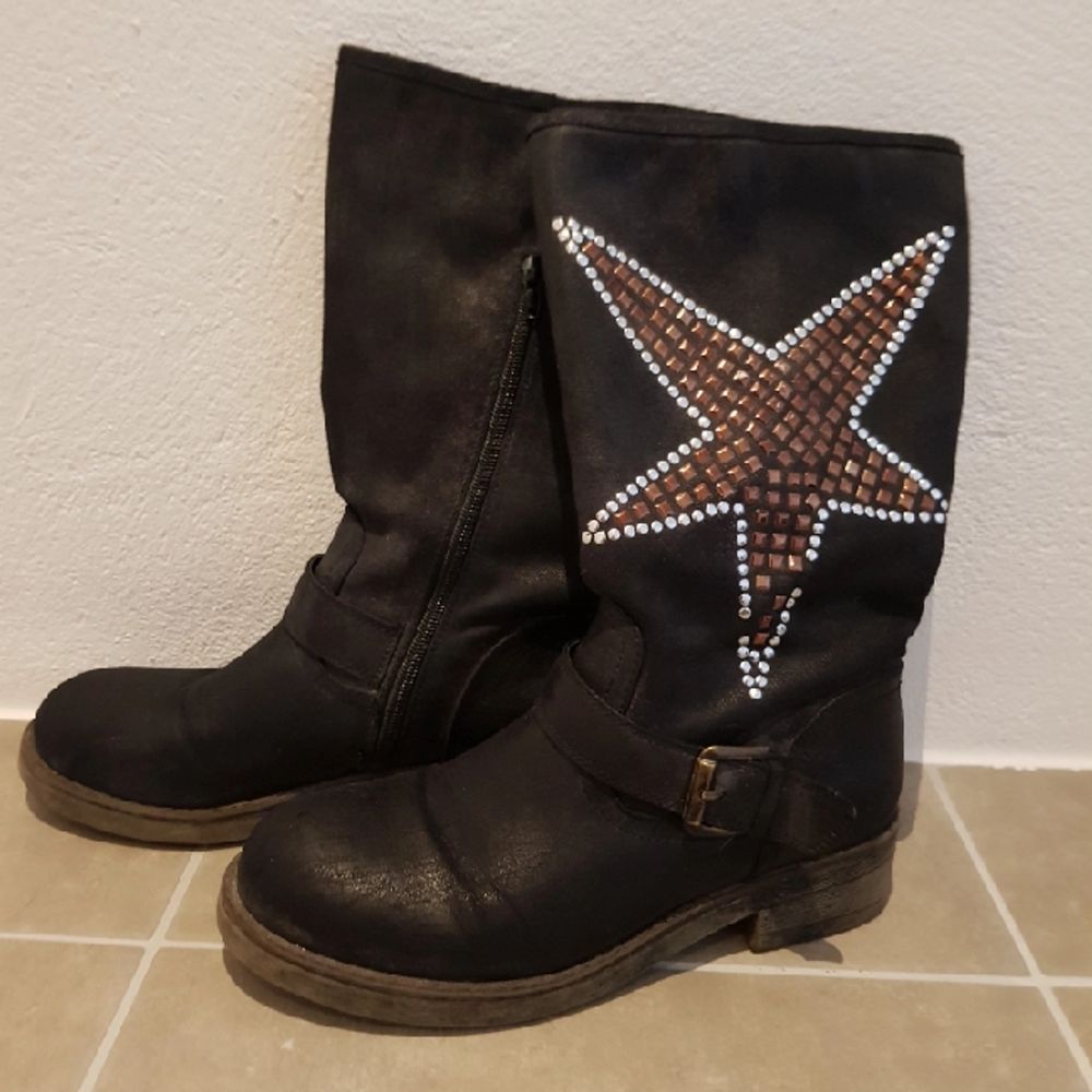 svarta boots med nitar, använda | Plick Second Hand