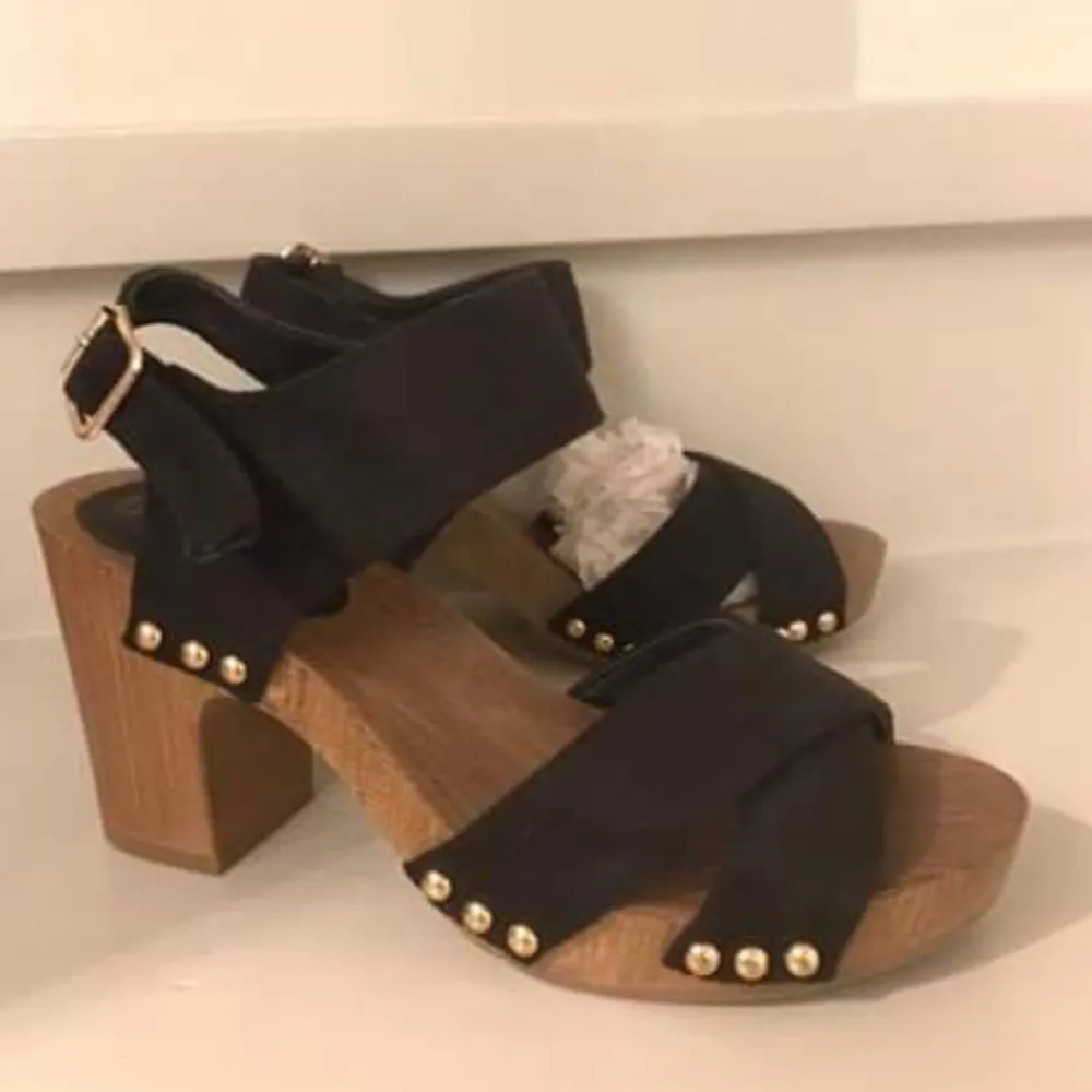 Helt oanvända skor från Asos. Köparen står för frakt✨. Kengät.
