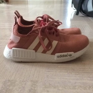  - Adidas NMD, storlek 38. Använda några gånger men i super bra skick! Går att tvätta :)  passar en 37,5 och en 38 Befinner mig i Stockholm med skorna till den 17/9