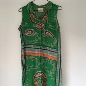  - Klänning/kimono från Lindex, Holly White  Köparen står för frakten ✨ 