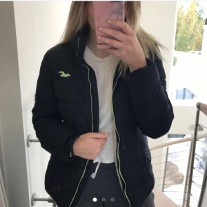  - Riktigt snygg vinterjacka från hollister. Köpt för 1999kr. Använt några få gånger. Varm och skön på vintern. Frakt tillkommer🤗