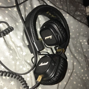  - Marshall Major II - Svart med sladd. Fungerar felfritt, säljer på grund av att jag inte längre använder dom. Frakt 35kr☺️