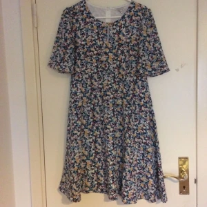  - Oanvänd klänning som inte har kommit till användning. Jag tycker själv den är fin men då jag inte är en klänningmänniska så har den inte används. Storleken är som en normal 36 skulle jag säga.   Frakt ingår INTE i priset. 