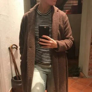  - Brun kappa/rock från Bikbok. Passa mig som är S🌟 Stilig och fin till hösten! Går precis till knävecket. Bälte i midjan. 