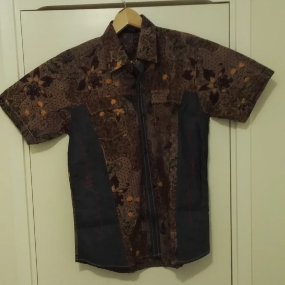 Batik skjorta, kortärmad, oanvänd, storlek M. Skjortor.