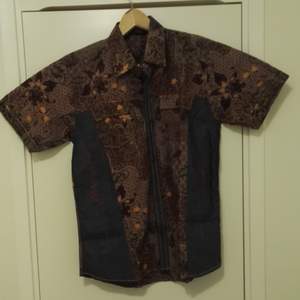 Batik skjorta, kortärmad, oanvänd, storlek M