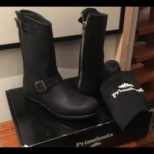  - stövlar med silver kedja baktill & silver detaljer i stl EU 41 UK 7,5  Helt oanvända. Nypris 3100:- Kartong & påse finns.  Höjd skaft: 27 cm  Vid skaft: 32-33 cm