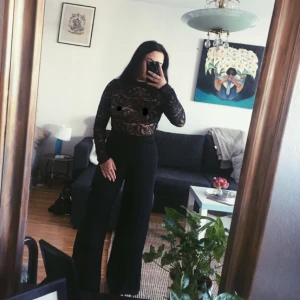  - Sjuktfin byxdress endast använd en gång. Liten polokrage, spets på hela överdelen. Byxorna är vida ✨