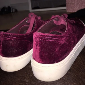  - Vinröda sneakers i sammet. Storlek 39
