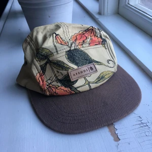  - Afends keps med härligt mönster! Nästan oanvänd. 