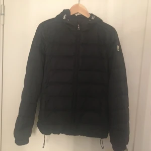  - Svart Champions dunjacka använd 1 vinter, priset kan diskuteras 