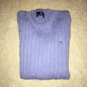 Säljer en ny kabelstickad tröja från GANT i färgen lavenlblå. Endast använd 1 gång. 