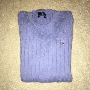  - Säljer en ny kabelstickad tröja från GANT i färgen lavenlblå. Endast använd 1 gång. 