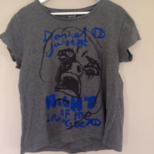  - T-shirt. Är ganska stor i storleken så passar XS-M. Använd endast 1gg. Frakt ingår