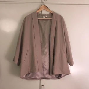  - Beige baggie kavaj från Monki, oanvänd. 