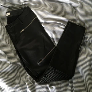  - Zara skinnbyxor, nypris ca 600kr tror jag! Säljer pga att de inte kommer till användning. Frakt tillkommer ❣️