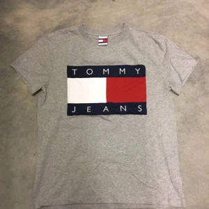  - Snygg tisha från Tommy Hilfiger!!!! I superfint skick då den enbart hängt i garderoben! Unisexmodell✨✌🏼✌🏼❤️❤️ har själv strl S och använt den lite lite oversize  Eventuell frakt betalas av köparen😙😙♥️