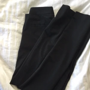  - Kostymbyxor med breda ben ifrån Boomerang, säljes pga fel storlek. Köparen betalar för frakt. 