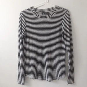  - Snygg och skön randig tröja. Rätt sladdrigt och tunt material. Superskön✨ Kan mötas upp i Sthlm eller skicka (då tillkommer lite frakt).